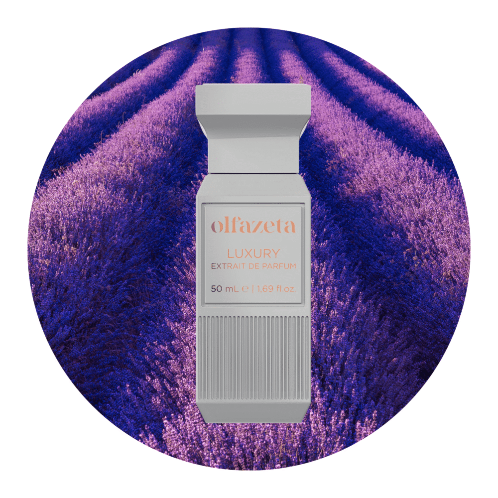 Flakon eines langanhaltenden Luxusdüfte auf einem feld mit violet blumen